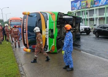 BAS persiaran dinaiki pelancong China terbabas di Jalan Lintas Sibuga, Sandakan hari ini. -IHSAN BOMBA