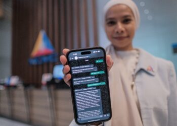 KAKITANGAN MCMC menunjukkan Chatbot SEBENARNYA.MY dalam aplikasi whatapps di Auditorium MCMC Tower 1, Suruhanjaya Komunikasi dan Multimedia Malaysia Cyberjaya. - UTUSAN/FAIZ ALIF ZUBIR
