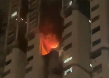 TANGKAP layar rakaman yang tular di media sosial menunjukkan sebuah unit rumah yang terbakar di kondominium di Jalan San Peng.
