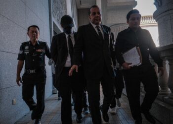 BEBERAPA individu dibawa ke mahkamah untuk didakwa atas pertuduhan memiliki video dan gambar pornografi kanak-kanak dan dewasa di Mahkamah Putrajaya. - UTUSAN/FAIZ ALIF ZUBIR