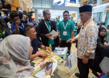 MOHD Na'im Mokhtar beramah mesra bersama para pengunjung pada Karnival Haji, Umrah dan Pelancongan Ketiga (KHUP 3) di Movenpick Hotel & Convention Centre KLIA. - UTUSAN/FAISOL MUSTAFA