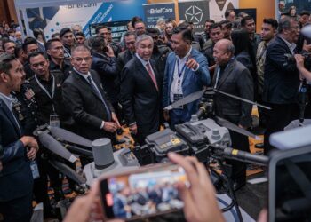 Ahmad Zahid Hamidi (tengah) bersama Menteri Dalam Negeri, Datuk Seri Saifuddin Nasution Ismail (empat, kiri) melawat reruai pameran selepas Majlis Peluncuran dan Perasmian Pameran Asia International Security Summit And EXPO 2025 (AiSSE’25) di Pusat Konvensyen Antarabangsa Putrajaya (PICC) semalam. 
– UTUSAN/FAIZ ALIF ZUBIR
