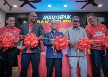 Ayam Gepuk Pak Gembus meraikan majlis penerimaan SPHM bagi 12 cawangannya di Neo Cyber di Cyberjaya yang disempurnakan oleh Timbalan Mufti Wilayah, Jamali Mohd Adnan. - UTUSAN/FAIZ ALIF ZUBIR