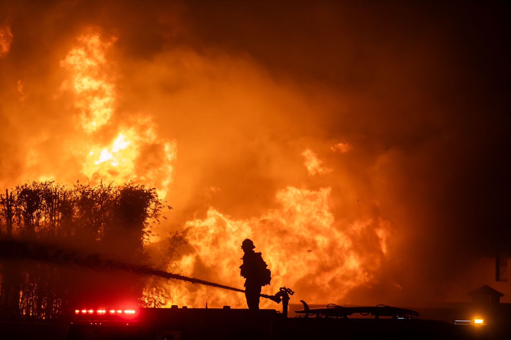 Bomba terpaksa pakai air tasik padam api di Los Angeles