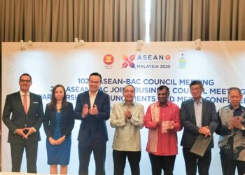 NAZIR Razak (tengah) selepas Mesyuarat Majlis ASEAN-BAC ke-102 dan Mesyuarat Majlis Bersama ASEAN-BAC ke-25 di George Town, Pulau Pinang.