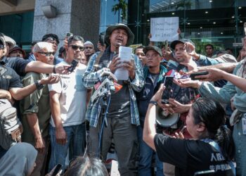 ABDUL Rashid Yob pada sidang akhbar selepas menyertai kira-kira 500 pesawah yang berhimpun secara aman di lobi Kementerian Pertanian dan Keterjaminan Makanan di Putrajaya semalam. – UTUSAN/FAIZ ALIF ZUBIR