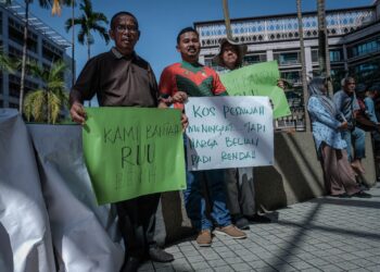 ABDUL Rashid Yob pada sidang akhbar selepas menyertai kira-kira 500 pesawah yang berhimpun secara aman di lobi Kementerian Pertanian dan Keterjaminan Makanan di Putrajaya semalam. – UTUSAN/FAIZ ALIF ZUBIR .
