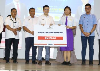 WONG Kah Woh menyampaikan Bantuan Awal Persekolahan kepada pelajar di  SJKC Wan Hwa 1 di Ipoh hari ini. - UTUSAN/MUHAMAD NAZREEN SYAH MUSTHAFA
