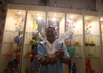 KAMARUL Faizy Roslan bersama arca burung helang yang dijadikan cenderamata sempena Pemukiman Menteri Luar ASEAN (AMM) dalam Kepengerusian ASEAN 2025 di Langkawi.