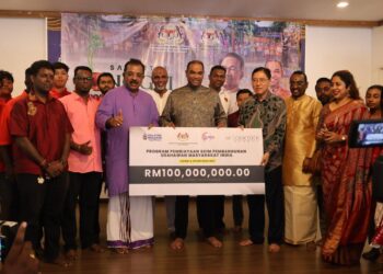 RAMANAN bergambar selepas hadir majlis sambutan Ponggal Vanakam Madani di Kuil Persatuan Penganut Dewi Sri Maha Karumariamman hari ini.