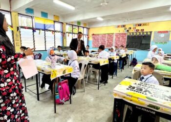 Kementerian Pendidikan diminta mem­pertimbangkan cada­ngan untuk menambah waktu pengajaran di kelas terutama bagi subjek Bahasa Inggeris.