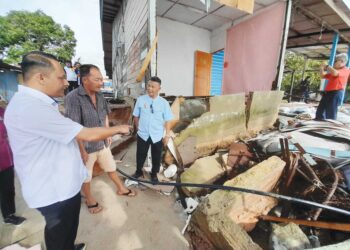 AZNAN Tamin meninjau rumah penduduk di pesisir Pekan Sungai Rengit, Kota Tinggi, Johor yang terjejas akibat hakisan berikutan fenomena air pasang dan angin kencang.
