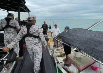 PUSAT gerakan mencari dua nelayan yang dikhuatiri hilang ketika memukat di perairan Pulau Undan diaktifkan di Padang Temu, Melaka.