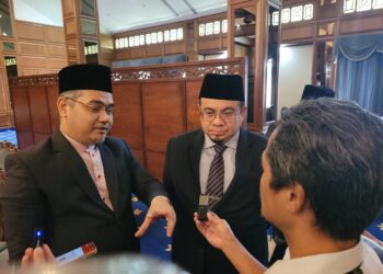 HILMI Abdullah (kanan) bersama Mohd. Asri Mat Daud (kiri) ketika ditemui pemberita selepas Majlis Pelantikan Ahli Majlis PBT Negeri Kelantan Tahun 2025 di Kompleks Kota Darul Naim, Kota Bharu, Kelantan hari ini. - UTUSAN/MUSTAQIM MOHAMED
