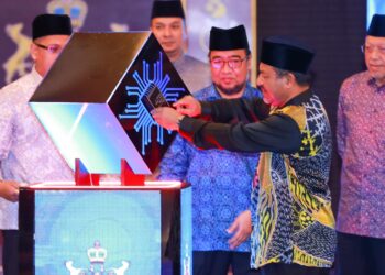 MOHD. Nassuruddin Daud (tengah) melancarkan sistem i-SPARK sempena Majlis Amanat Tahun Baharu dan Himpunan Penjawat Awam Negeri Kelantan 2025 di Kompleks Kota Darul Naim, Kota Bharu, Kelantan, hari ini. - UTUSAN/MUSTAQIM MOHAMED