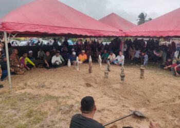 JENAZAH lima beranak selamat dikebumikan di Tanah Perkuburan Islam Nenasi Pantai di Pekan, Pahang. - UTUSAN/SHAIKH AHMAD RAZIF