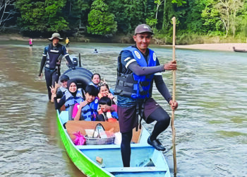 SEBAHAGIAN pengunjung menaiki bot penambang untuk ke Jeram Perahu di Kampung Gusai di Jerantut, Pahang.