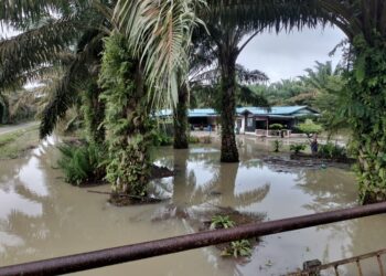 SEBAHAGIAN rumah kediaman di Kampung Palembang Baru yang masih dimasuki air akibat limpahan air sungai sejak semalam.