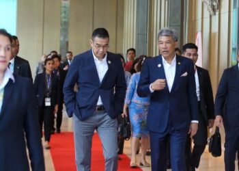 MOHAMAD Hasan bersama Maris Sangiapongsa selepas mengadakan pertemuan sempena Pemukiman Menteri Luar ASEAN di LICC, Langkawi. – MINGGUAN/SHAHIR NOORDIN
