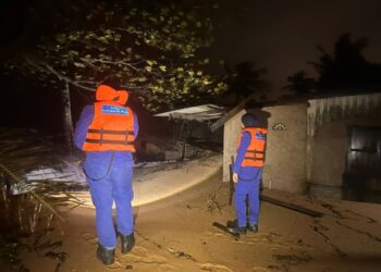ANGGOTA Jabatan Pertahanan Awam Malaysia (JPAM) memantau situasi ombak besar di pesisir Kampung Geliga Pantai, Kemaman, Terengganu. - IHSAN JPAM