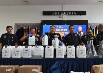 Khaw Kok Chin menunjukkan barang rampasan dadah dalam sidang akhbar di Ibu Pejabat Kontinjen Polis Kuala Lumpur, semalam. -UTUSAN/SYAKIR RADIN