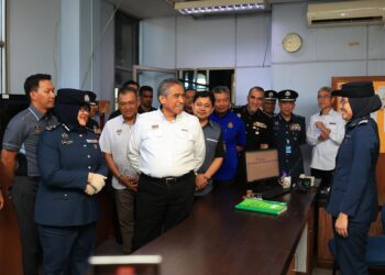 SHAMSUL Azri Abu Bakar (empat dari kiri) beramah mesra bersama anggota Kastam Diraja Malaysia yang bertugas semasa meninjau pengoperasian di Kompleks Imigresen, Kastam, Kuarantin dan Keselamatan (ICQS) Rantau Panjang, Kelantan selepas peluncuran Program rintis Agensi Kawalan dan Perlindungan Sempadan (AKPS) Malaysia.- UTUSAN /KAMARUL BISMI KAMARUZAMAN