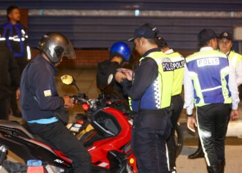 ANGGOTA polis membuat pemeriksaan terhadap penunggang motosikal dalam Operasi Bersepadu Ambang Tahun Baharu 2025 di Ipoh hari ini. - UTUSAN/MUHAMAD NAZREEN SYAH MUSTHAFA