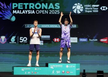 Pemain perseorangan lelaki China, Shi Yu Qi muncul juara selepas menewaskan lawan dari Denmark, Anders Antonsen pada perlawanan akhir Kejohanan Badminton Terbuka Malaysia 2025 di Axiata Arena, Bukit Jalil, semalam. - UTUSAN/ SHIDDIEQIIN ZON