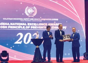 AZIZ Basiran ketika menyampaikan cenderamata kepada Menteri Kesihatan, Datuk Seri Dr. Dzulkefly Ahmad dalam Majlis Anugerah MiSHA 2024 di Kuala Lumpur.