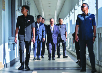 MUHYIDDIN Yassin ketika hadir di Mahkamah Kuala Lumpur. - UTUSAN/SYAKIR RADIN