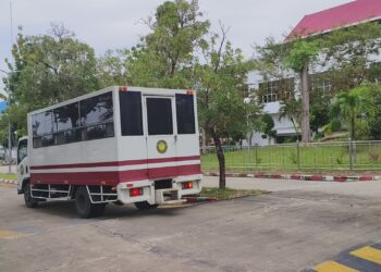 TRAK membawa sohor Kelantan bersama lima rakannya tiba untuk perbicaraan di Mahkamah Wilayah Narathiwat, Thailand hari ini. - UTUSAN/YATIMIN ABDULLAH