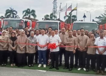 NGA Kor Ming (tengah) pada Perasmian Jentera Baru Majlis Perbandaran Teluk Intan (MPTI) hari ini. - UTUSAN