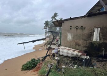 FENOMENA ombak besar di Kampung Cacar dekat Paka, Terengganu menyebabkan 14 penduduk terpaksa berpindah ke PPS.