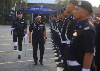 MOHD. Yusoff Mamat (kiri) memeriksa perbarisan semasa Majlis Perhimpunan Bulanan di Ibu pejabat Polis Kontinjen (IPK) di Kota Bharu, Kelantan. - UTUSAN/KAMARUL BISMI KAMARUZAMAN
