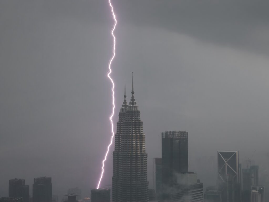 Ribut petir dijangka landa 10 negeri petang ini