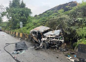 KEADAAN kereta Proton Saga yang terbakar selepas terlibat dalam kemalangan dengan sebuah trak pikap di Kilometer 3 Jalan Gua Musang-Kuala Krai di Bandar Utama, Gua Musang, Kelantan. - IHSAN POLIS.
