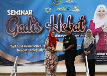 SALBIAH Mohamed menyampaikan sijil penghargaan kepada Mohamad Faizal Haramaini pada Seminar Himpunan Gadis Hebat Negeri Perak di Ipoh hari ini - UTUSAN/LIYANA RAMLI