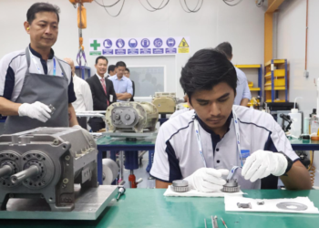 PEKERJA industri pembuatan sedang melakukan kerja-kerja pemasangan mesin.-GAMBAR HIASAN