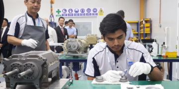 PEKERJA industri pembuatan sedang melakukan kerja-kerja pemasangan mesin.-GAMBAR HIASAN