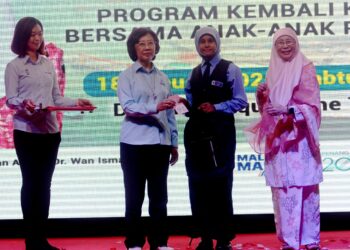 WAN Azizah Wan Ismail (kanan) ketika penyampaian sumbangan Program Kembali Ke Sekolah di George Town, Pulau Pinang.-UTUSAN/IQBAL HAMDAN