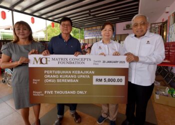 NOORDIN Mohd. Yatib (kanan) menyerahkan ceh contoh kepada wakil Pertubuhan Kebajikan Orang Kurang Upaya Seremban pada Program Matrix Concepts Tahun Baru Cina CSR @ Pertubuhan Kebajikan Orang Kurang Upaya Seremban di Jalan Tuanku Antah, Seremban semalam.