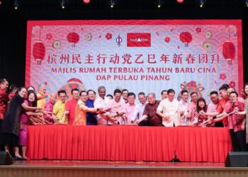 STEVEN Sim (tengah) bersama pimpinan DAP Nasional dan DAP Pulau Pinang menggaul yee sang ketika  majlis rumah terbuka Tahun Baharu Cina DAP, Pulau Pinang, di George Town, Pulau Pinang.