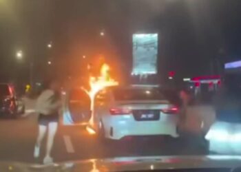 TANGKAP layar rakaman video menunjukkan seorang lelaki membakar kenderaan dinaiki isterinya di Jalan Tebrau, Johor Bahru, Johor.