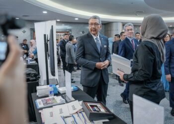 Wan Ahmad Dahlan Abdul Aziz melawat tapak pameran selepas Majlis Amanat Ketua Pengarah Perkhidmatan Awam Tahun 2025 dan Perhimpunan Jabatan Perkhidmatan Awam di  Auditorium JPA, Jabatan Perkhidmatan Awam, Putrajaya. - UTUSAN/FAIZ ALIF ZUBIR