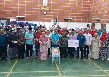 MOHAMED KHALED (tujuh dari kanan) bersama wakil masjid dan surau yang hadir Majlis Penyampaian Sumbangan kepada Masjid dan Surau sempena Ramadan di Dewan Semai Bakti, Felda Lok Heng Timur, Kota Tinggi, hari ini.