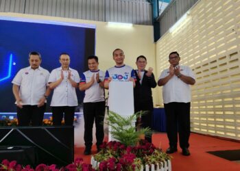 ONN HAFIZ Ghazi melancarkan gimik perasmian program JOJ di Kompleks Penghulu Mukim Serkat, Pontian, Johor.