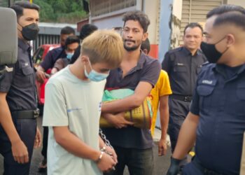 TERTUDUH (baju putih) didakwa membakar kereta  Toyota Vios milik isterinya  di Mahkamah Sesyen, Johor Bahru, Johor. - UTUSAN/BAAZLAN IBRAHIM