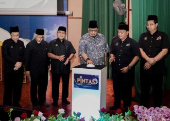 RAHMAD Mariman (dua dari kanan) mengiringi Ab. Rauf Yusoh (tiga dari kanan) ketika pelancaran Pelan Induk Transformasi Asnaf pada Majlis Perhimpunan Agensi Agama Islam Negeri Melaka di Bukit Palah, Melaka. - UTUSAN/MUHAMMAD SHAHIZAM TAZALI