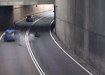 TANGKAP layar satu rakaman video tular menunjukkan sebuah motosikal bertembung dengan sebuah kereta di sebuah terowong di Jalan Masjid Negeri, Pulau Pinang, semalam.