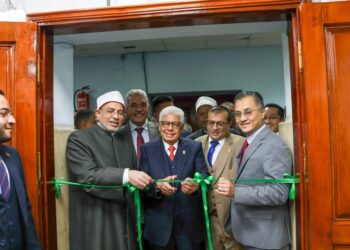 AHMAD Fuzi Abdul Razak (tengah) merasmikan Perpustakaan Digital Islam Pulau Pinang (PIDL) di Kuliah Syariah dan Undang-Undang, Universiti Al-Azhar, Mesir, semalam.